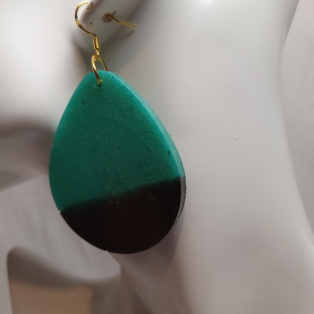 Elegant Green and Black Teardrop Earrings - Picture 4 of 5